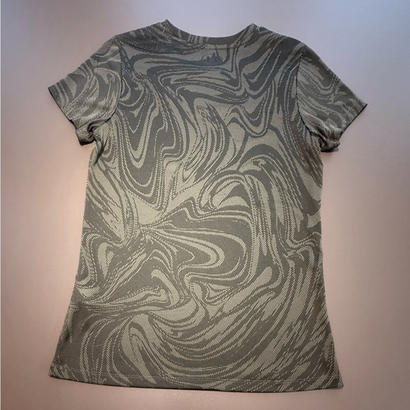 NWOT Under Armour Brown/Green Swirl Moisture Wick Short Sleeve Tee Size Medium - Picture 3 of 9